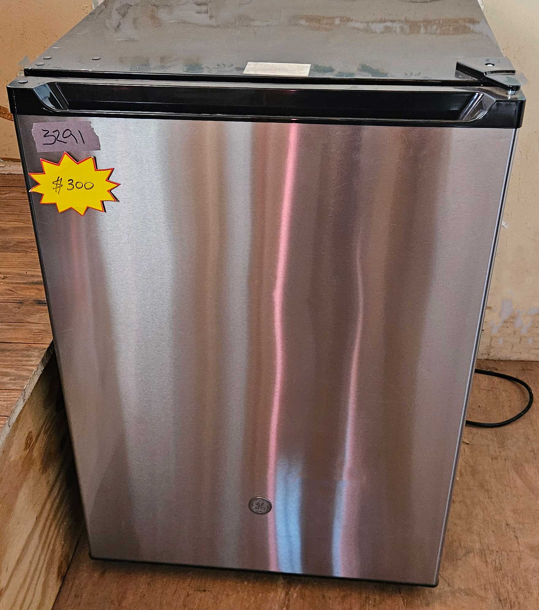 Compact Refrigerator with Freezer Compartment